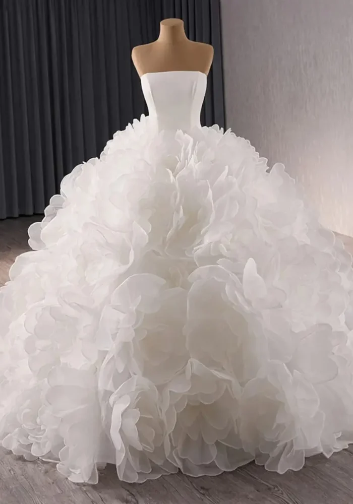 Classic Big Skirt Wedding Dress Strapless Ball Gown Bridal Gown